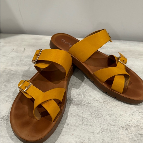 Colourful and comfortable fashionable sandals. - Picture 2 of 5
